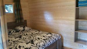 מיטה או מיטות בחדר ב-Mini Camping Drentse Monden