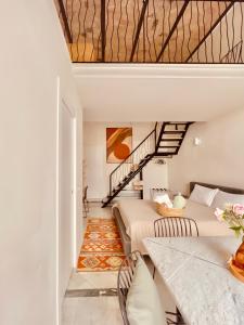 Habitación con 2 camas y escalera. en FUTURA ROOM&RELAX, en Termoli