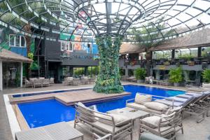 拉各斯的住宿－河豚酒店，一座带游泳池和玻璃天花板的建筑
