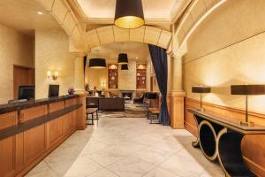 TV a/nebo společenská místnost v ubytování Executive Hotel Le Soleil New York