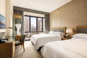 Postel nebo postele na pokoji v ubytování Executive Hotel Le Soleil New York