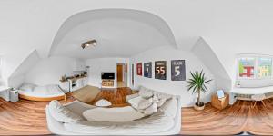 sala de estar con sofá blanco y mesa en Apartment in Essens „Szeneviertel“, en Essen