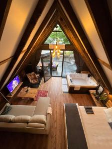 Habitación en el ático con sofá y bañera en Danzi camping tiny house, en Rize