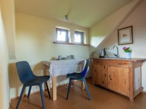 a small kitchen with a table and two chairs at Lipowy dom in Piecki