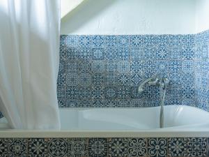 a bathroom with a bath tub with a shower curtain at Lipowy dom in Piecki +47 photos