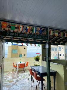 里約熱內盧的住宿－Hostel Alzira House Vidigal，庭院配有桌椅、桌子和桌子