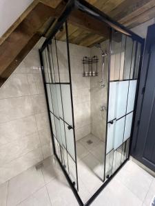 um chuveiro com uma porta de vidro na casa de banho em Danzi camping tiny house em Rize
