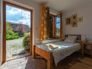 a bedroom with a bed and a large window at Lipowy dom in Piecki