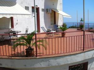 Rõdu või terrass majutusasutuses Al Villino Sunshine in villa con piscina ed idromassaggio