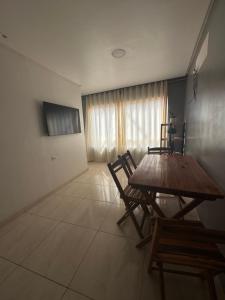 une salle à manger avec une table et des chaises en bois dans l'établissement Flat Cactos, à Surubim