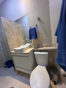 une salle de bain avec des toilettes blanches et un lavabo dans l'établissement Flat Cactos, à Surubim