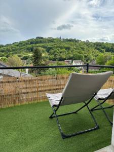 una sedia seduta su un balcone con vista di La terrasse de Sancerre a Saint-Satur