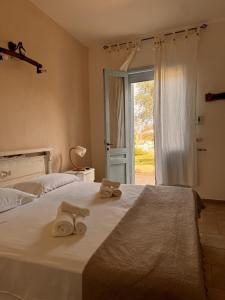 una camera da letto con un letto e due asciugamani di Agriturismo Tenuta Sant'Antonio a Cerfignano