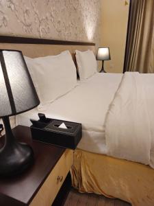 Ένα ή περισσότερα κρεβάτια σε δωμάτιο στο Twilight Hotel