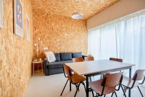 a living room with a table and a couch at Loft 4 personnes Métro L9 in Montreuil
