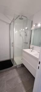 ein Badezimmer mit Dusche, Badewanne und Waschbecken in der Unterkunft Appartement avec grand salon, barbecue et terrasse proche Paris et Disney in Champs-Sur-Marne