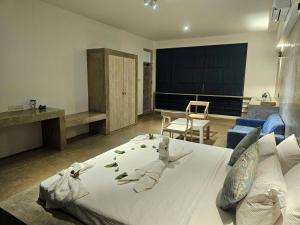 Postel nebo postele na pokoji v ubytování Serene Sands Villa