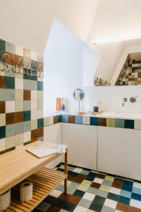 a kitchen with a table and colorful tiles at Inselapartment in Altstadtnähe in Regensburg
