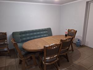 einen Holztisch und Stühle in einem Zimmer in der Unterkunft Hostel Chodecz in Chodecz