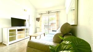 Televízia a/alebo spoločenská miestnosť v ubytovaní 8 Bungalow familiar con Piscina Gran Alacant
