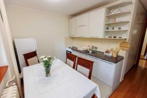Kuchyň nebo kuchyňský kout v ubytování Mirror Apartment + 8 fotografií