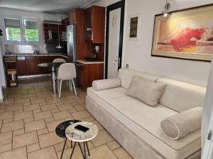 A seating area at Corfu Glyfada Beach Apartment 13
