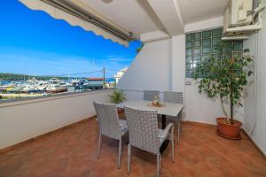 Μπαλκόνι ή βεράντα στο Apartments Near the sea Barbat