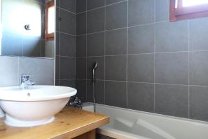 a bathroom with a sink and a bath tub at Résidence Roc Belleface B - Appartement 3 pièces 8 personnes à Arc 1600 à côté des pistes et des commerces, avec accès gratuit à la piscine et au sauna de MAE-2621 in Arc 1600 +9 photos