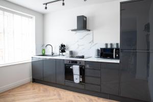 Kuchyň nebo kuchyňský kout v ubytování Gynn Stays - Apartment One + 16 fotografií