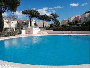 Bazén v ubytovaní Cap d'Agde Port Lano T2 clim, piscine, tennis et parking alebo v jeho blízkosti