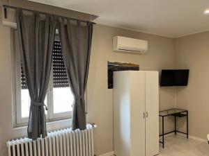 TV a/nebo společenská místnost v ubytování AFFITTACAMERE Self check-in Francesca Vecchia