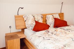 TarchampsFerienhaus Gîte Al Scheier Tarchamps的房间里有一张带枕头的床