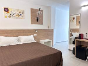Postel nebo postele na pokoji v ubytování Longevity Hotel
