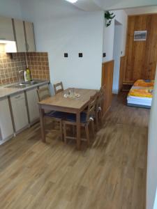 Kuchyň nebo kuchyňský kout v ubytování Apartman KRAL