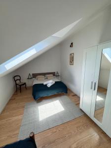 a attic bedroom with a bed and a mirror at Rooftop in Jaure