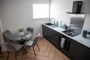 Kuchyň nebo kuchyňský kout v ubytování Gynn Stays - Apartment Two