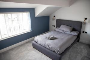 Postel nebo postele na pokoji v ubytování Gynn Stays - Apartment Two