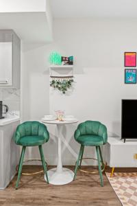 Μια τηλεόραση ή/και κέντρο ψυχαγωγίας στο Stylish studio in SM w FREE parking and pool