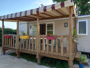awning over a deck of a tiny house at mobilhome 6/8 personnes in La Tremblade