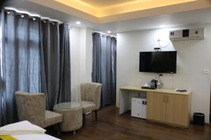 TV a/nebo společenská místnost v ubytování Hotel Mustang Holiday Inn