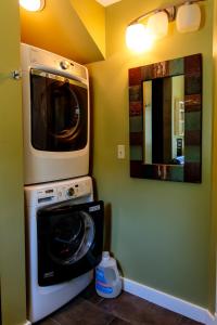 Billede fra billedgalleriet på Dwntwn home, Prvt Rooftop and Soaking Tub! i Burlington