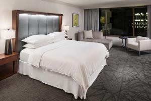 Postel nebo postele na pokoji v ubytování Sheraton Bloomington