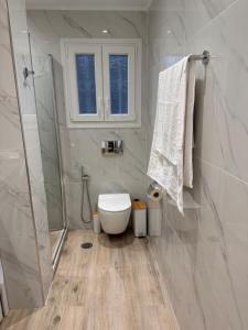 Koupelna v ubytování Anemos Apartment + 22 fotografií