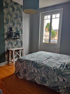 a bedroom with a bed and a window at charmante chambre chez l'habitant in Montfort-le-Gesnois