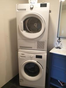 y baño con lavadora y secadora de ropa. en DiscoveryHome 4Pers Disneyland Paris à 10 min bus, Free Parking, Outlet Shopping, Village Nature, en Magny-le-Hongre 23 fotos más
