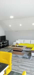TV a/nebo společenská místnost v ubytování Apartmani Romansa Perucac