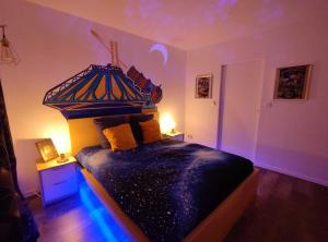 1 dormitorio con 1 cama con lámpara de araña encima en DiscoveryHome 4Pers Disneyland Paris à 10 min bus, Free Parking, Outlet Shopping, Village Nature, en Magny-le-Hongre