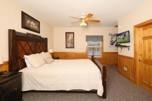 a bedroom with a bed and a ceiling fan at Ivy Falls by Eden Crest in Pigeon Forge