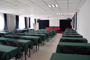 une pièce vide avec des tables et des chaises vertes dans l'établissement Jinjiang Inn Beijing Fengtai East Avenue Railway Station, à Pékin