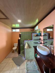 Koupelna v ubytování Bungalow chez Josi, bord de mer privé